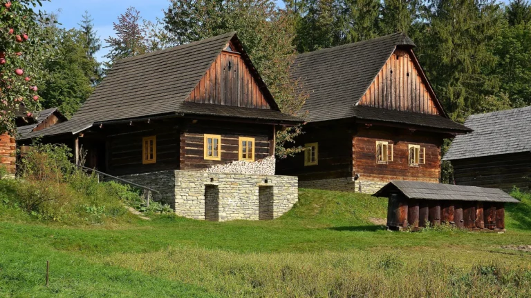 Dřevěné roubenky ve Valašské dědině v Rožnově pod Radhoštěm