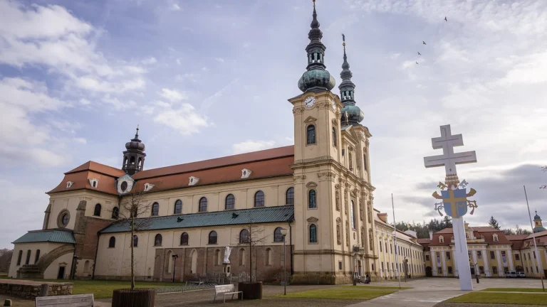 Bazilika na Velehradě s cyrilometodějským křížem