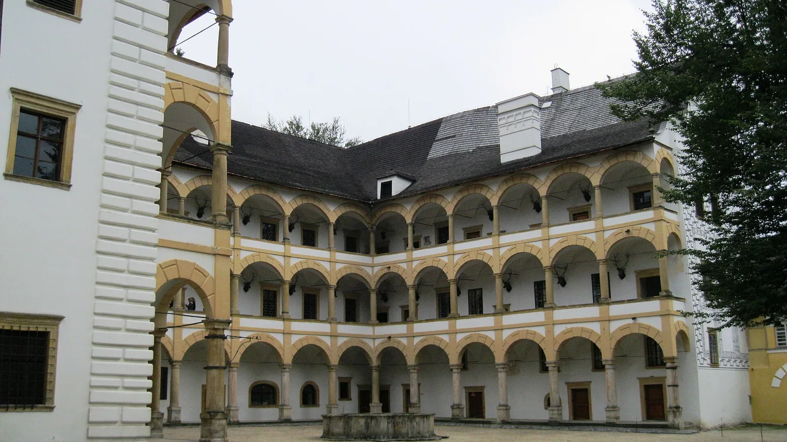 Arkádové nádvoří zámku Velké Losiny