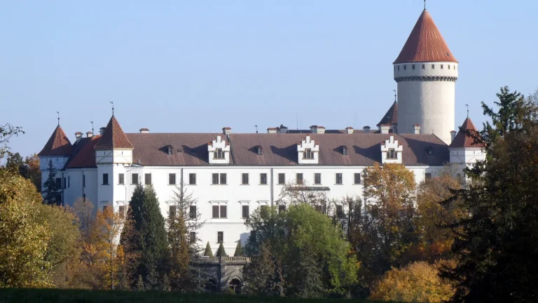 Zámek Konopiště s válcovou věží nad podzimním parkem