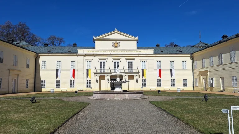 Průčelí zámku Kynžvart s nádvořím a fontánou
