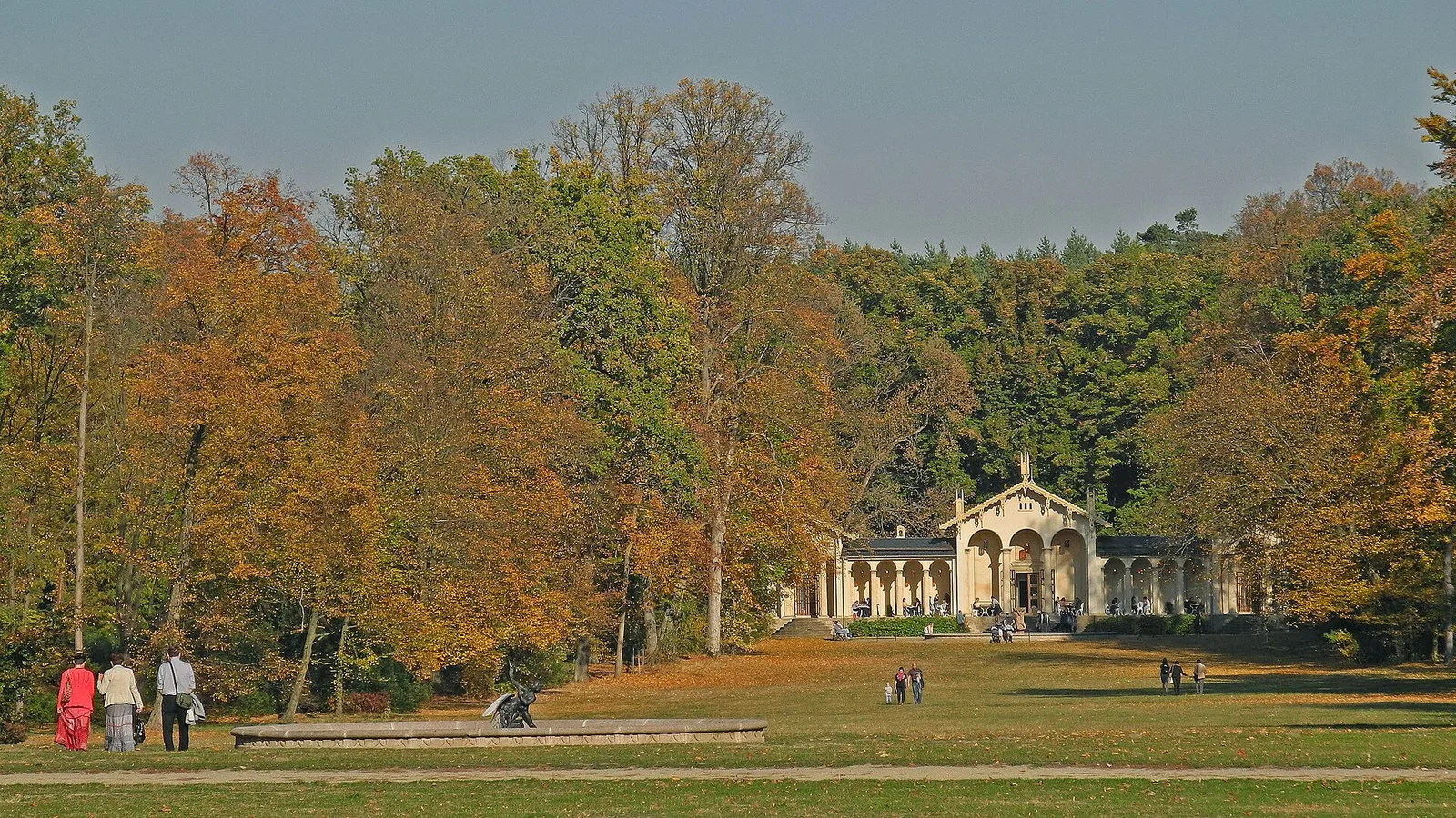 Podzimní zámecký park Sychrov s altánem