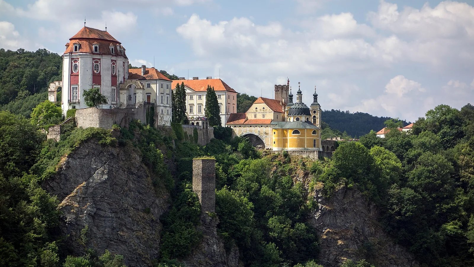 Zámek Vranov nad Dyjí na skalním ostrohu nad lesem