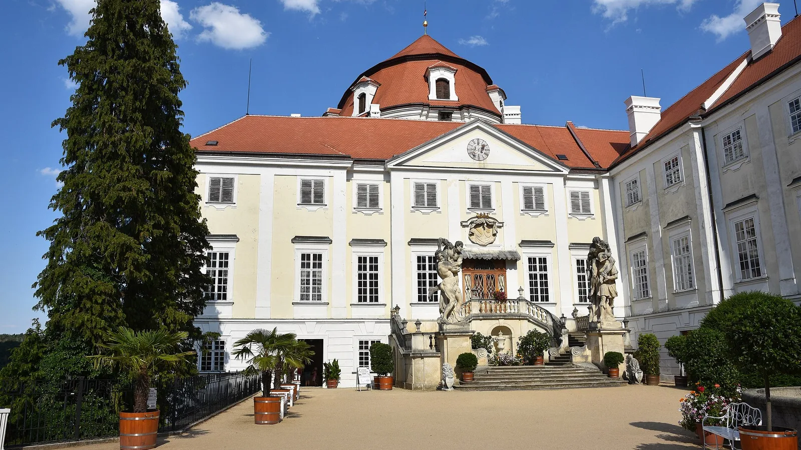 Nádvoří zámku Vranov nad Dyjí se sochami u schodiště